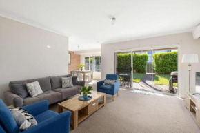 Bushmans, 10,24 Tomaree St - Spacious townhouse close to Nelson Bay, Wi-Fi and air conditioning provided Nelson Bay